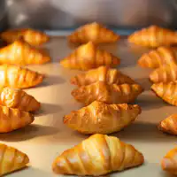 갓 만들어진 향기에 이끌립니다.