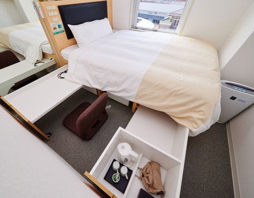 150cm幅のベッドの下に収納されています