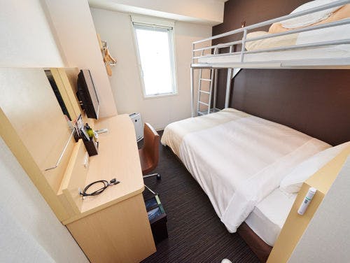 ダブルベッドとロフトベッド付