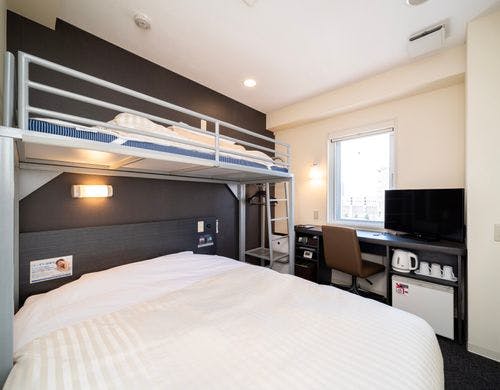 ダブルベッドとロフトベッド付