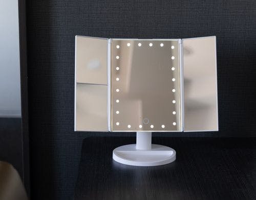 ライト付き三面鏡で女優さん気分♪