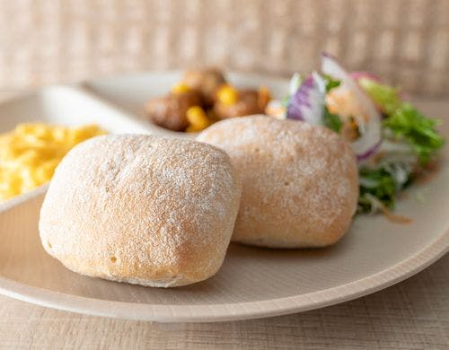 洋食派の方にも嬉しい！焼きたてパン朝食
