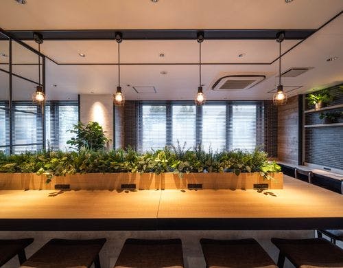 木のぬくもりも感じられるラウンジ