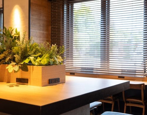 コンセント付きのカウンター席