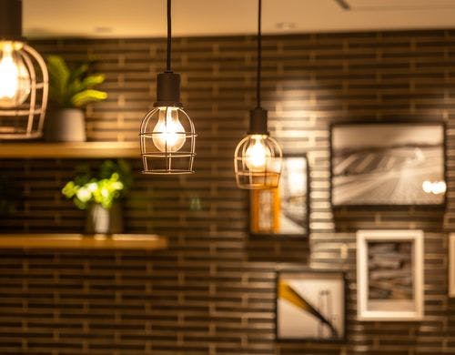 夜は温かみのある照明