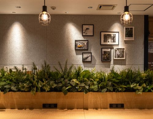 木のぬくもりも感じられるラウンジ