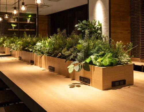 コンセント付きのカウンター席もございます