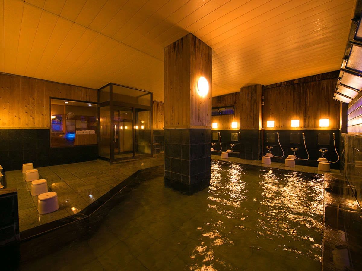 ห้องอาบน้ำสาธารณะพร้อมน้ำพุร้อนธรรมชาติ 100%