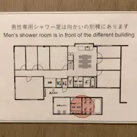 มีห้องอาบน้ำฝักบัว 4 แห่ง