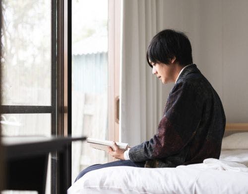 玄関ののれんをくぐって中にお入り下さい。