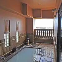 Nikmati pemandangan sambil bersantai di Mata air panas.