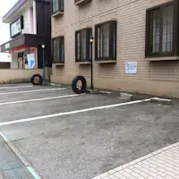 มีที่จอดรถสำหรับ 5 คันที่ด้านหน้า