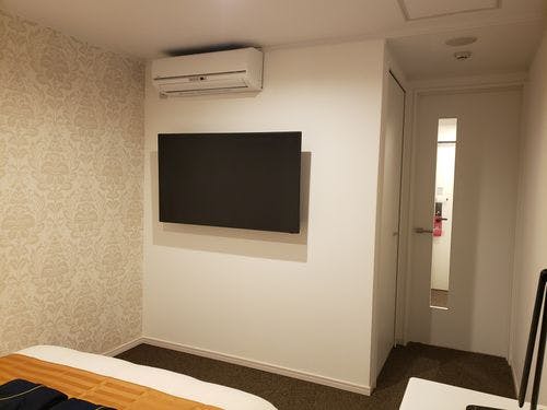 ツイン・ダブルルーム内 50インチテレビ