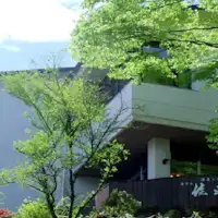 신록으로 둘러싸인 호텔