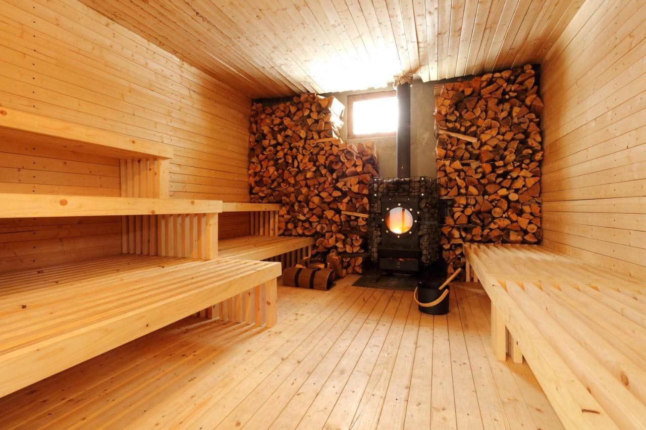 Sauna bergaya rumah terbengkalai "Nonin"