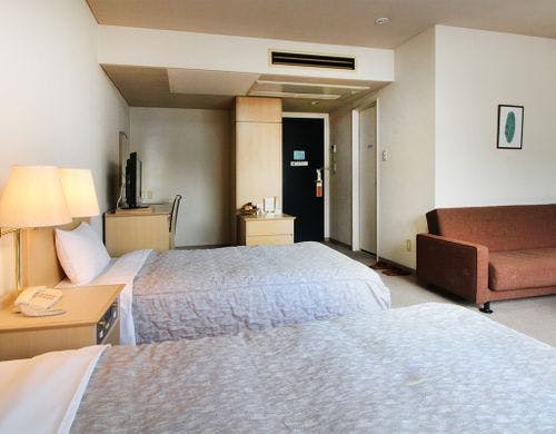 ツインルームB【110cm幅ベッド2台+ソファ】