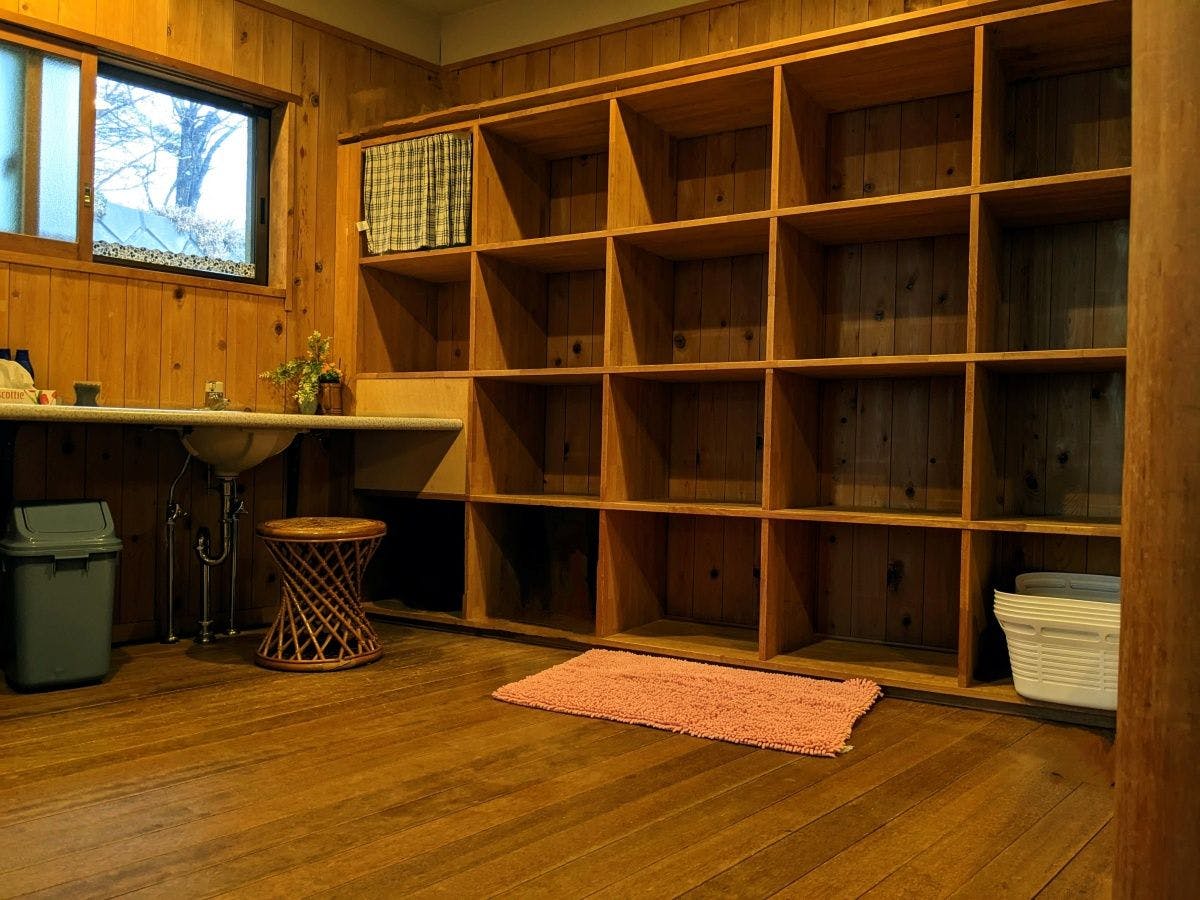 *ห้องอาบน้ำสาธารณะ (ห้องเปลี่ยนเสื้อผ้า)