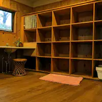 *ห้องอาบน้ำสาธารณะ (ห้องเปลี่ยนเสื้อผ้า)