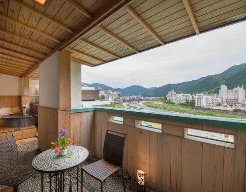 露天風呂付客室「川のせせらぎ」の露天風呂