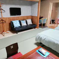 เรามีเตียงสองเตียงในห้องสไตล์ญี่ปุ่น