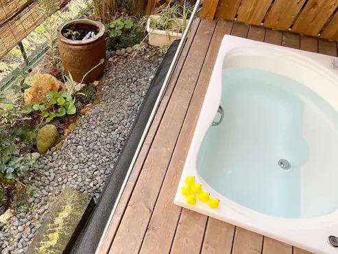 ห้องพักพร้อมอ่างอาบน้ำกลางแจ้ง