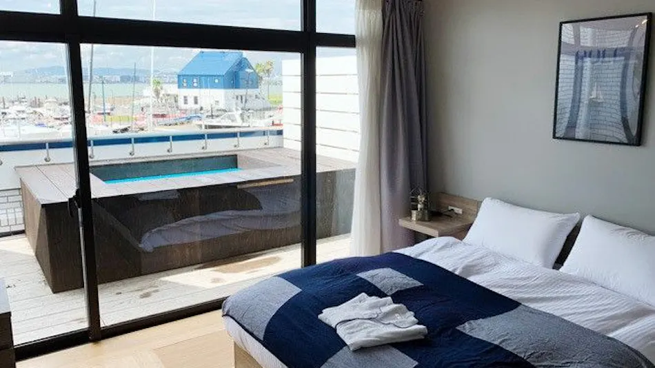 Osaka North Port Marina HULL