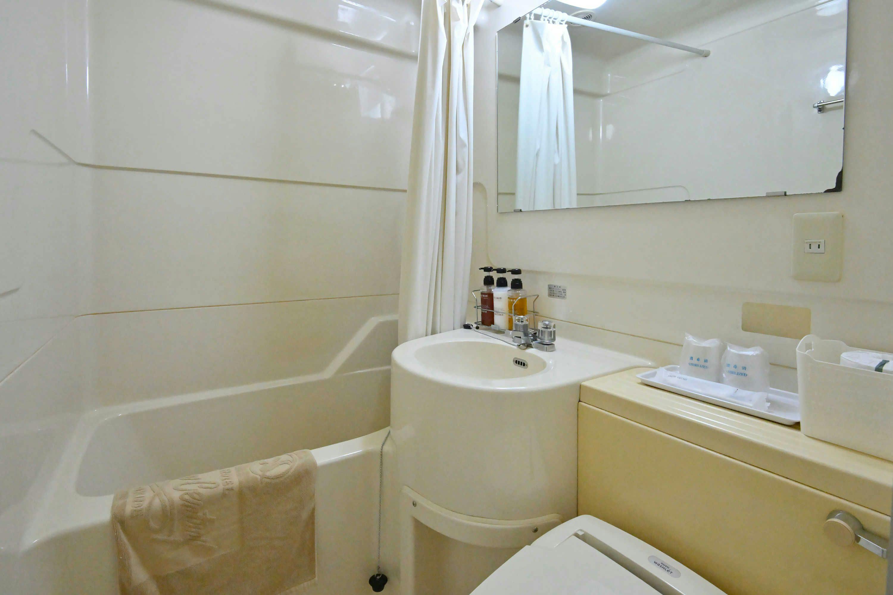 Kamar single dengan unit kamar mandi.