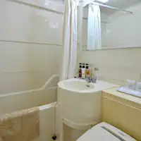 Kamar single dengan unit kamar mandi.