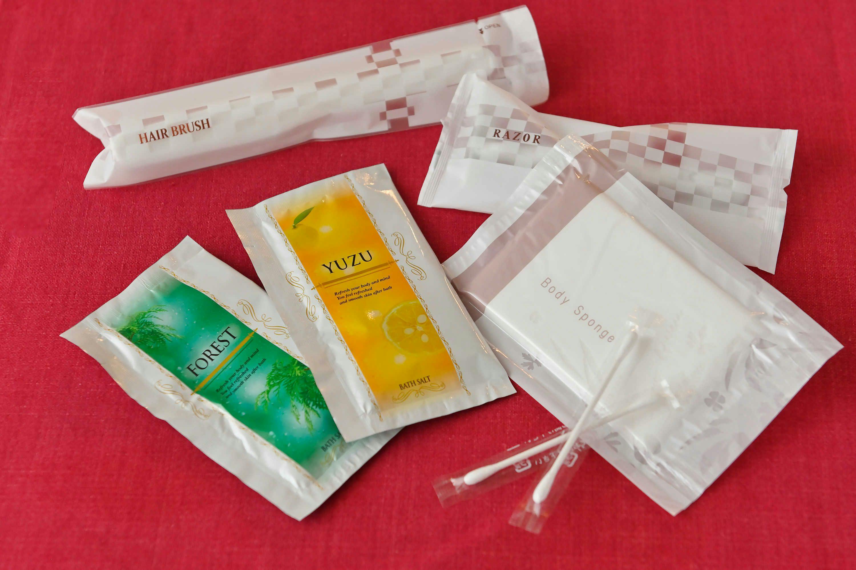 Sisir, pisau cukur, spons, dan fasilitas gratis lainnya