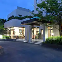 Hotel tampak luar (malam: pintu masuk)