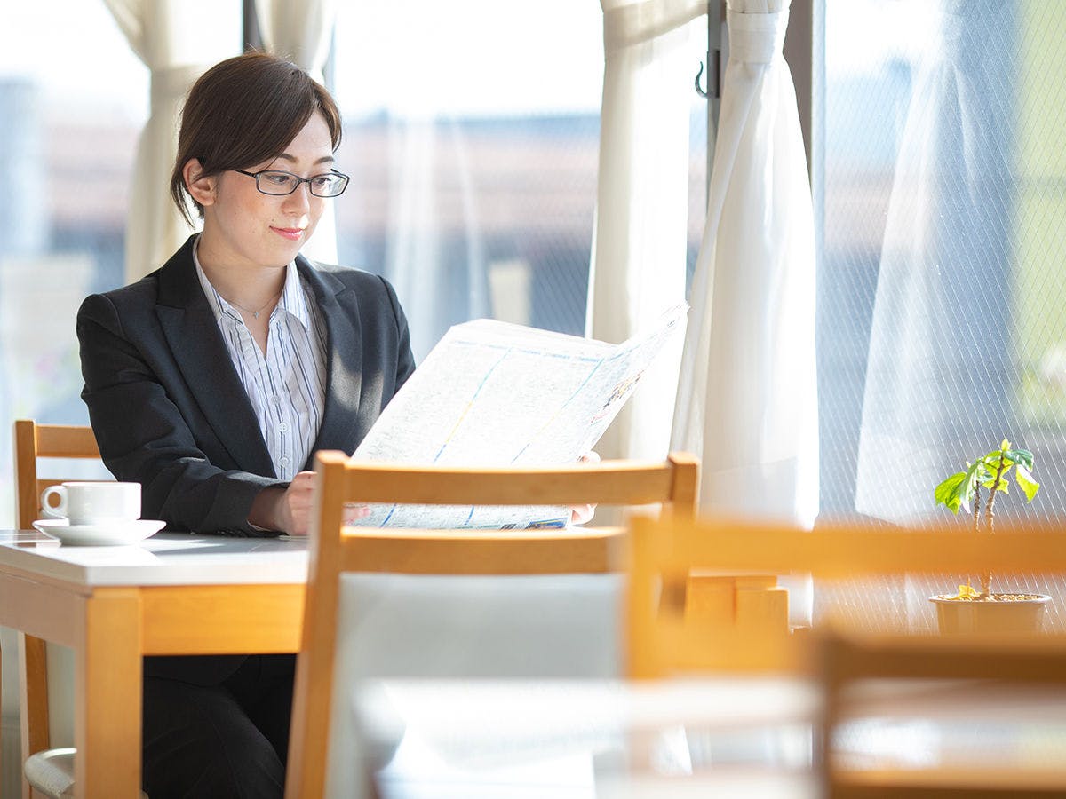 Di restoran, tersedia kopi dan koran pagi◎