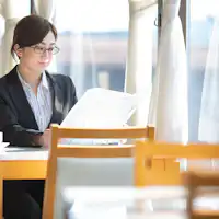 Di restoran, tersedia kopi dan koran pagi◎