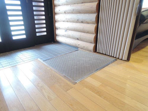 *【ログハウス・玄関】