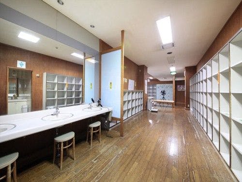 ห้องเปลี่ยนเสื้อผ้า (ชาย)