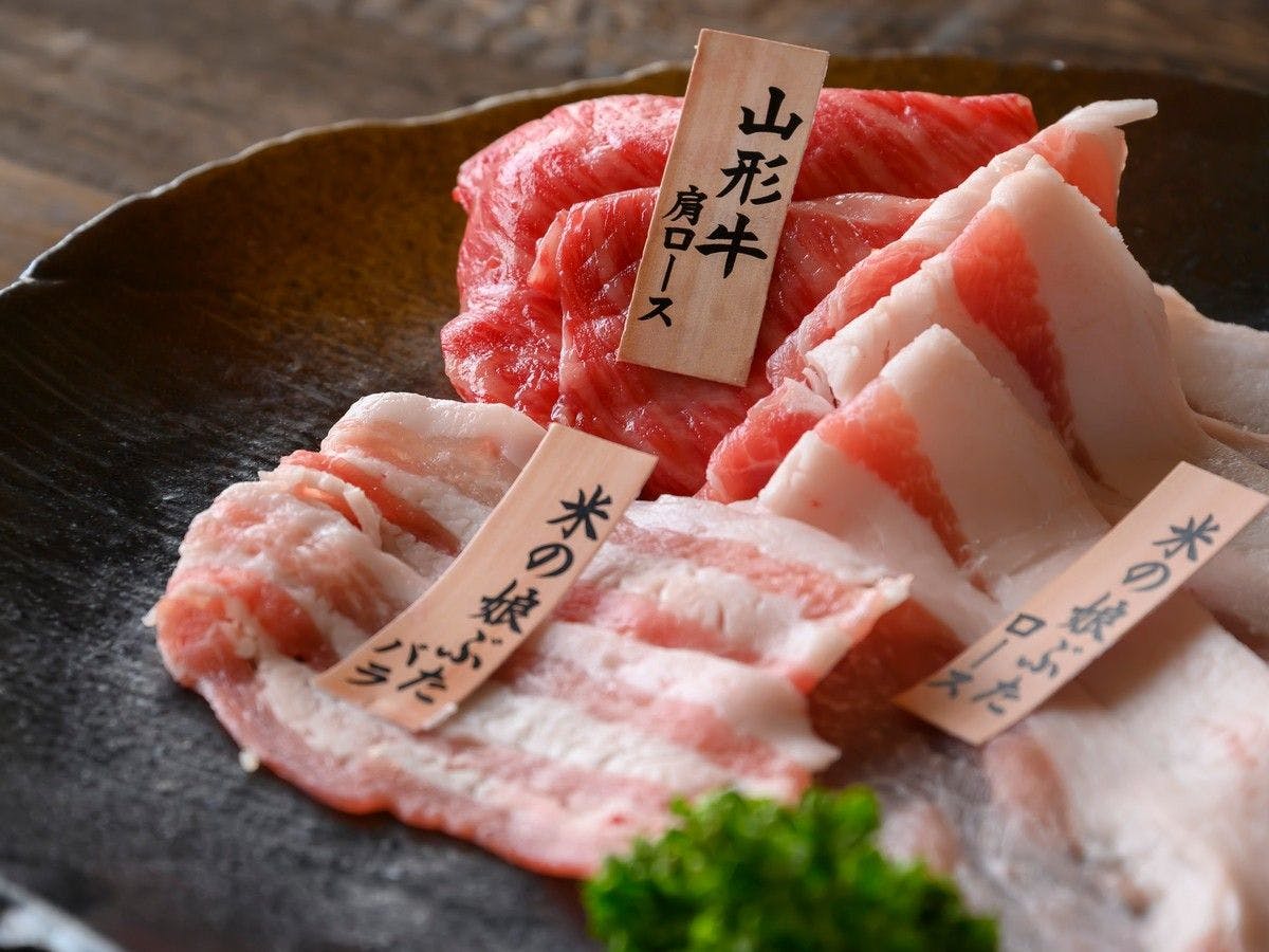 เปรียบเทียบรสชาติระหว่างเนื้อวัวยามากาตะและเนื้อหมูโคเมะ โนะ มุซุเมะในชาบูชาบู