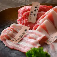 เปรียบเทียบรสชาติระหว่างเนื้อวัวยามากาตะและเนื้อหมูโคเมะ โนะ มุซุเมะในชาบูชาบู