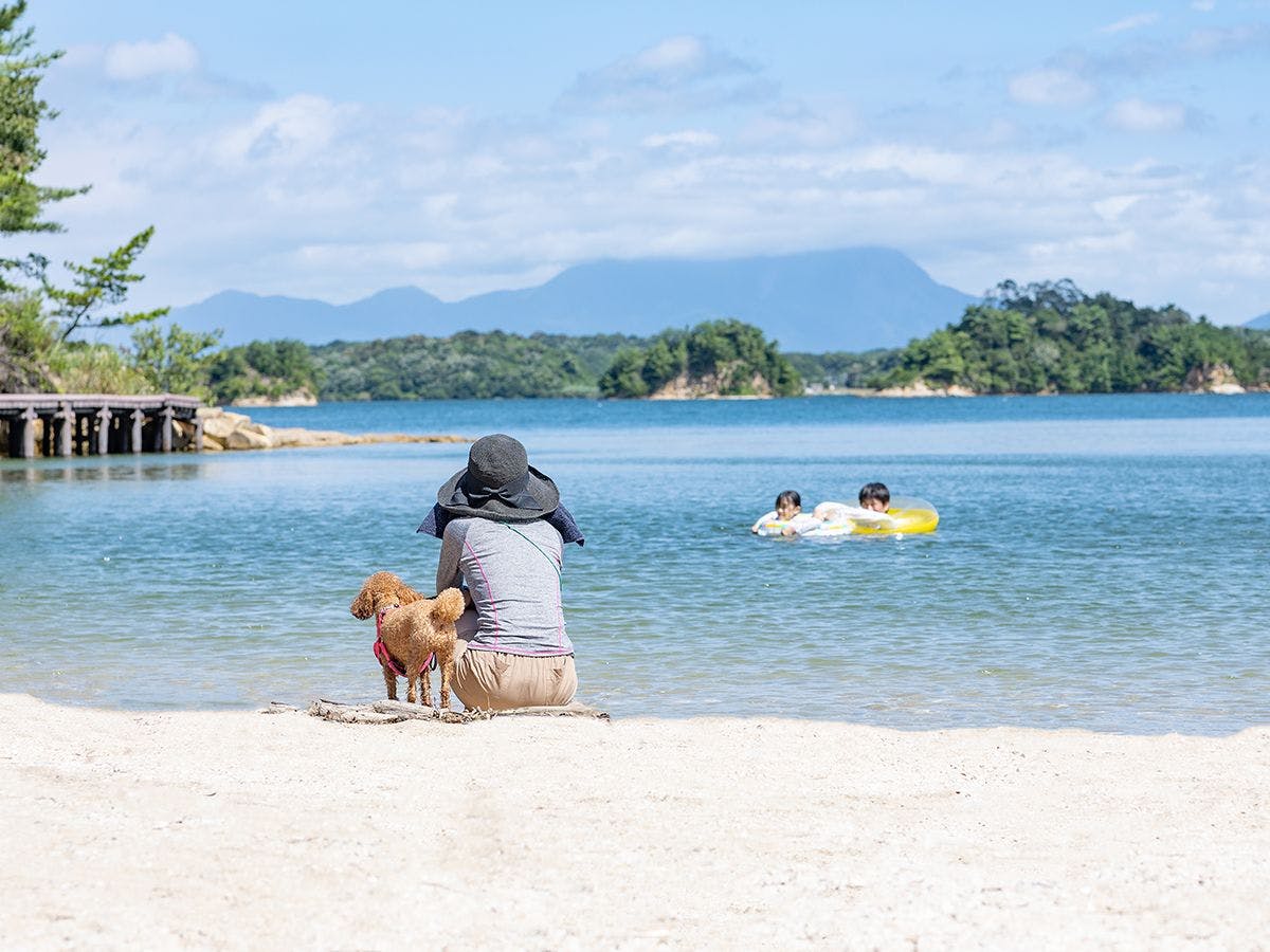 Pantai di depan tentu saja bisa untuk berenang.