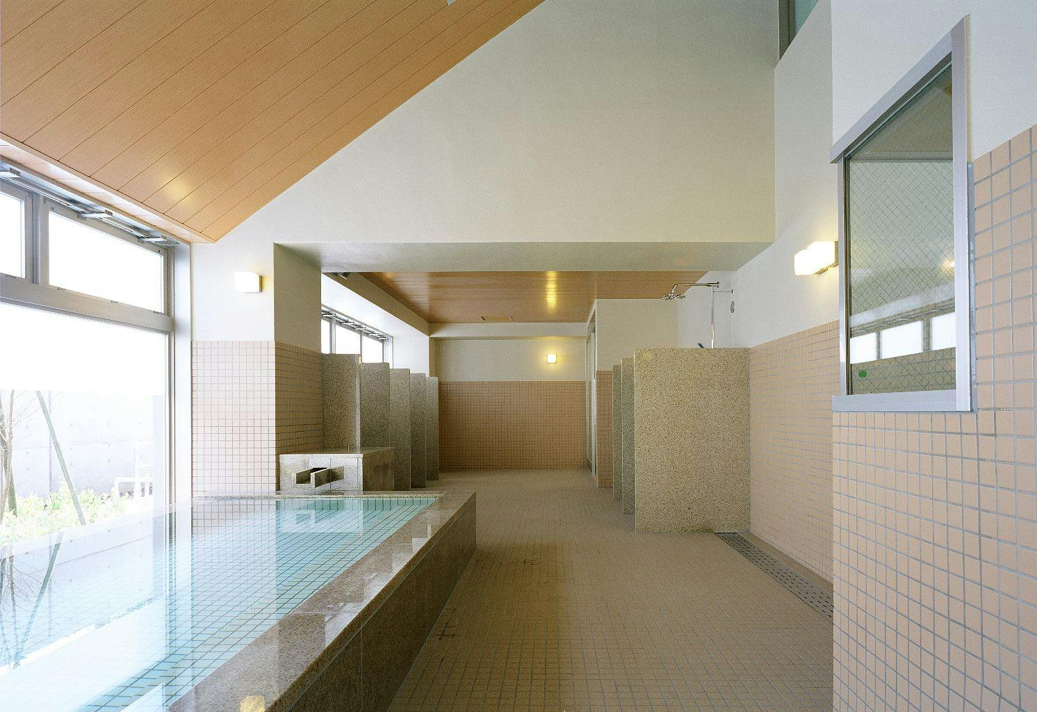 ทางเข้าอยู่ที่ชั้นสองของห้องอาบน้ำสาธารณะ