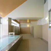 ทางเข้าอยู่ที่ชั้นสองของห้องอาบน้ำสาธารณะ