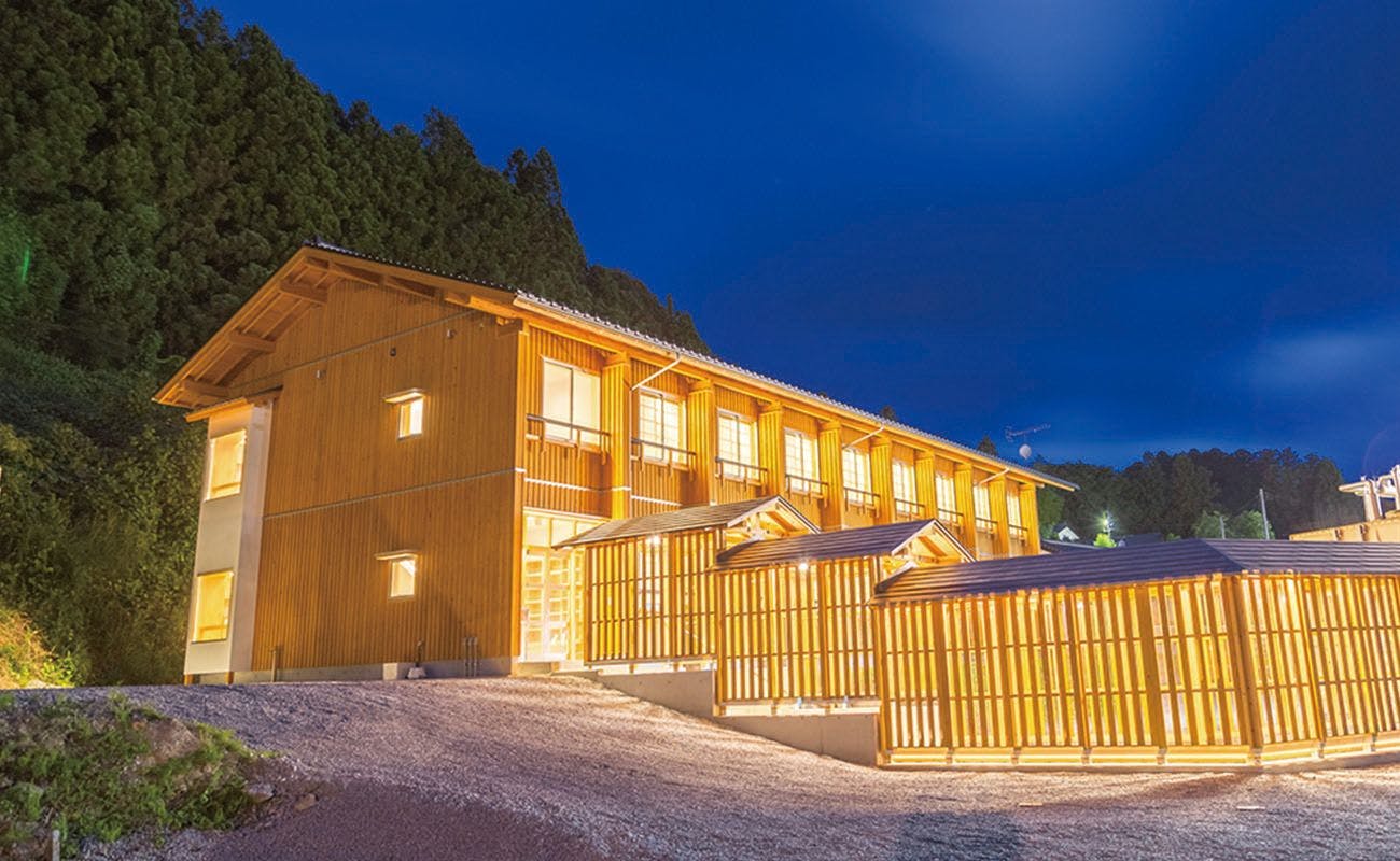 Menggunakan banyak kayu cedar Minamisanriku