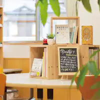 Silakan bersantai dengan nyaman di lobi.