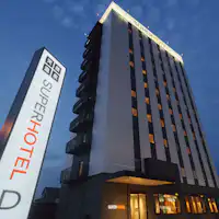 สถานที่สำคัญที่เปล่งแสงอ่อนโยนในค่ำคืนอันเงียบสงบ