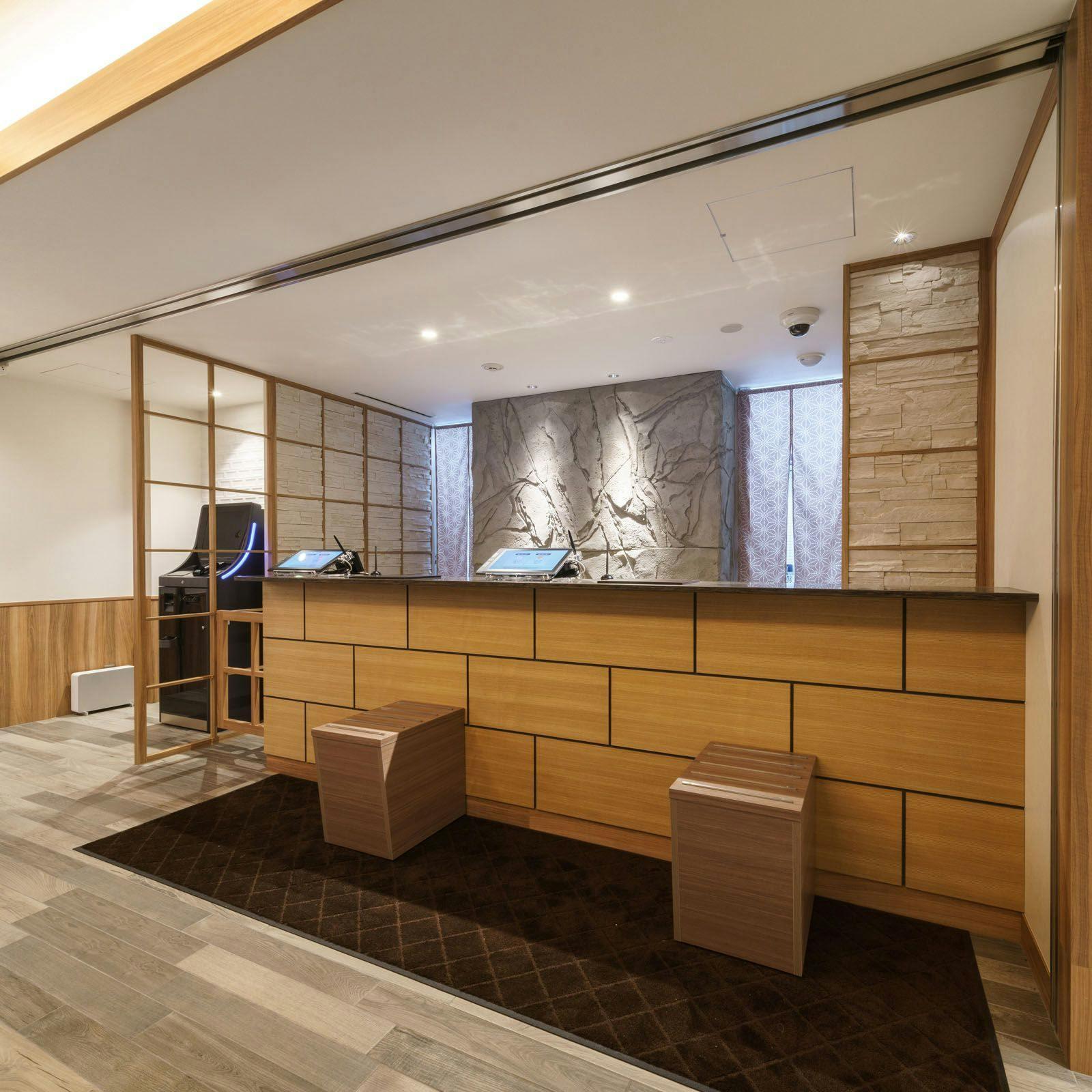 Pemasangan rak bagasi saat check-in