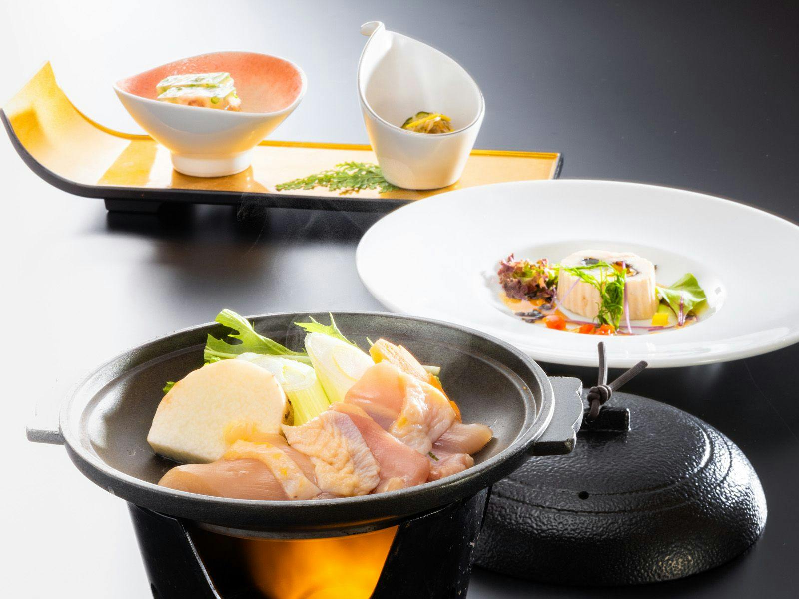 ไก่โชชูและผักตามฤดูกาลย่างบนกระเบื้อง