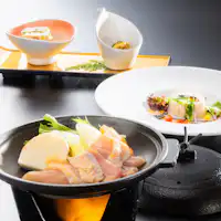 ไก่โชชูและผักตามฤดูกาลย่างบนกระเบื้อง