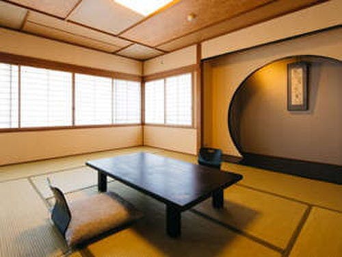 大寧寺川を見下ろす掘り炬燵付きの客室