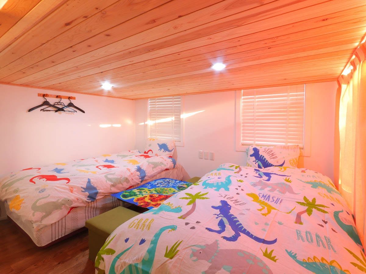 【202 บ้านรถพ่วงพร้อมห้องใต้หลังคาคู่】