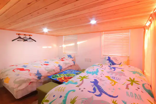 【202 트레일러 하우스 로프트 트윈】