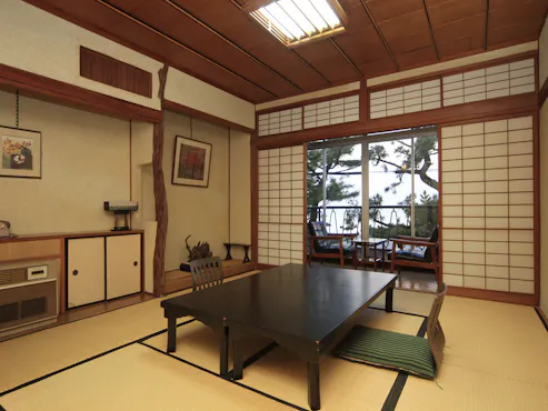 ห้องพักสไตล์ญี่ปุ่นย้อนยุคพร้อมวิวทะเล