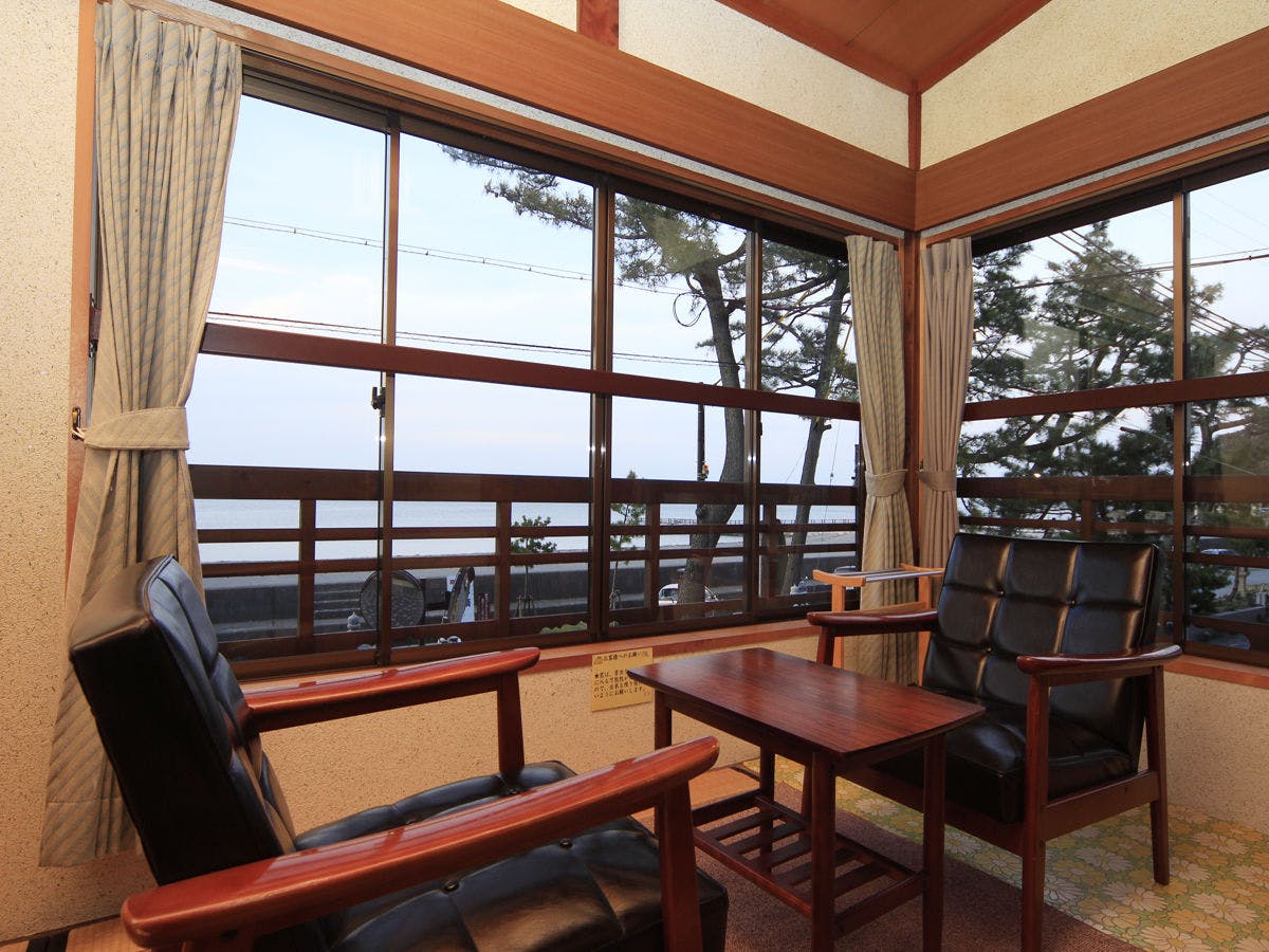 ห้องพักสไตล์ญี่ปุ่นย้อนยุคพร้อมวิวทะเล